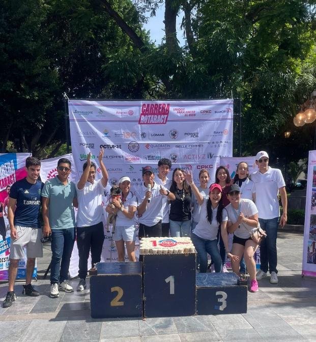 Podio de ganadores lugares 1, 2 y 3