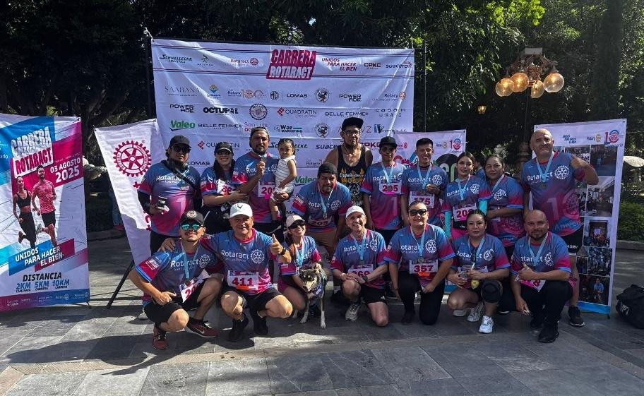 Equipo Rotaract completo en el backdrop